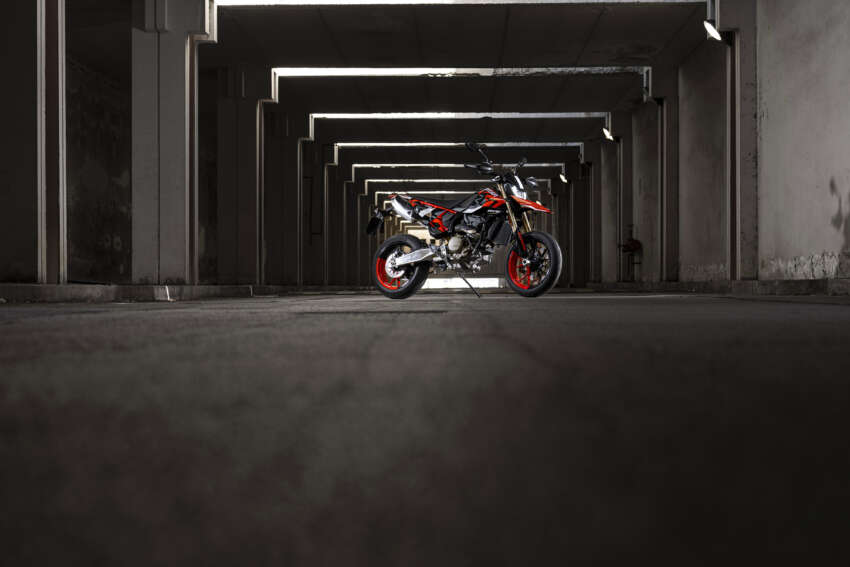 Ducati Hypermotard 698 Mono didedah – enjin satu silinder 77.5 hp, berat 151 kg, suspensi boleh laras 1691004