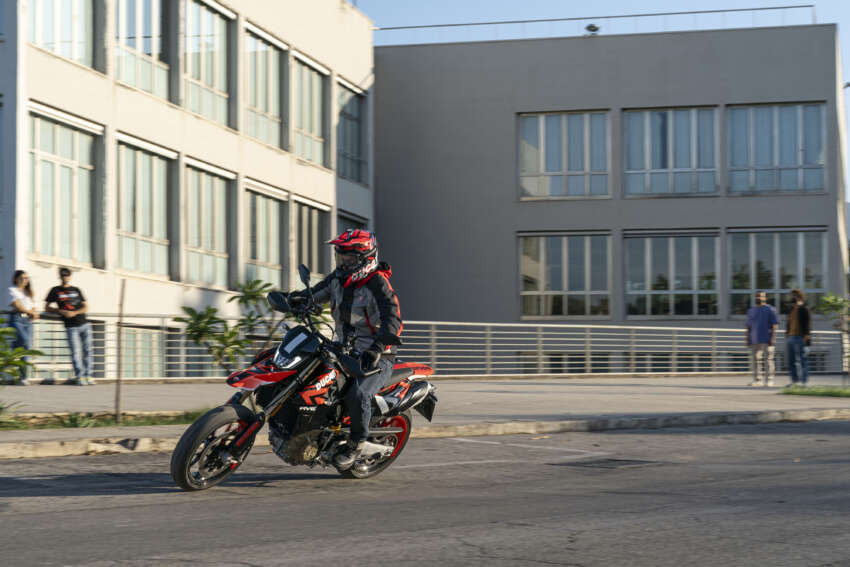 Ducati Hypermotard 698 Mono didedah – enjin satu silinder 77.5 hp, berat 151 kg, suspensi boleh laras 1690975