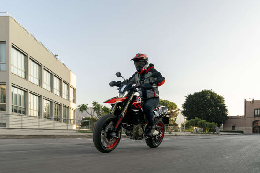 Ducati Hypermotard 698 Mono didedah – enjin satu silinder 77.5 hp, berat 151 kg, suspensi boleh laras 1690976