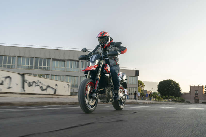 Ducati Hypermotard 698 Mono didedah – enjin satu silinder 77.5 hp, berat 151 kg, suspensi boleh laras 1690977