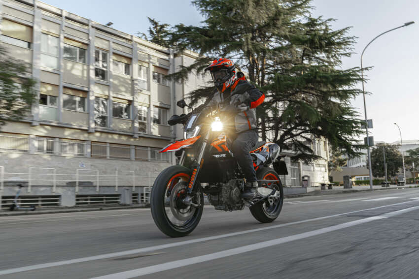 Ducati Hypermotard 698 Mono didedah – enjin satu silinder 77.5 hp, berat 151 kg, suspensi boleh laras 1690980