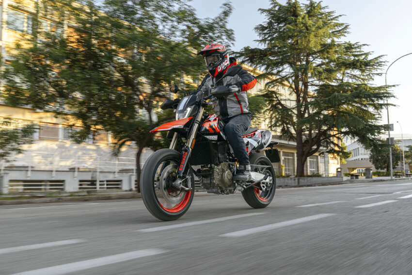 Ducati Hypermotard 698 Mono didedah – enjin satu silinder 77.5 hp, berat 151 kg, suspensi boleh laras 1690981