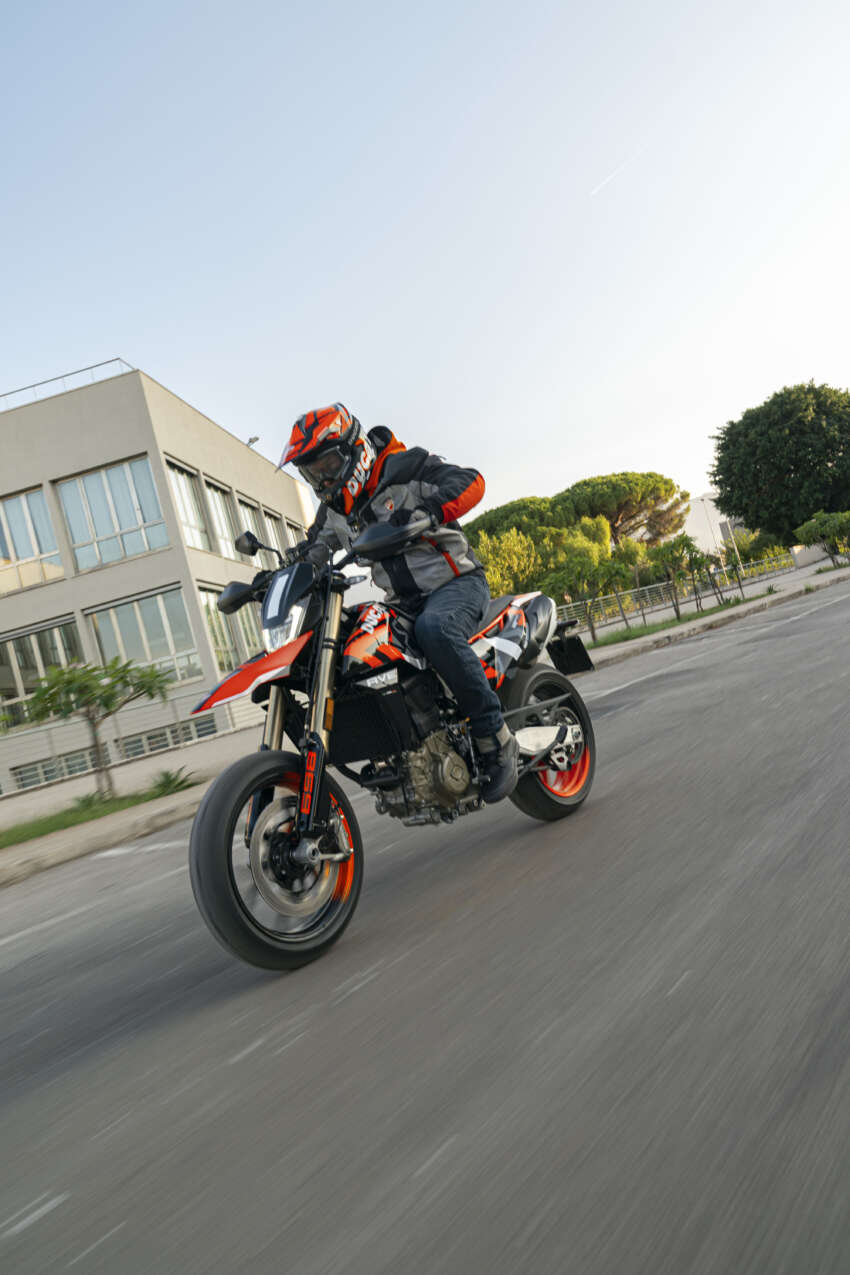 Ducati Hypermotard 698 Mono didedah – enjin satu silinder 77.5 hp, berat 151 kg, suspensi boleh laras 1690937