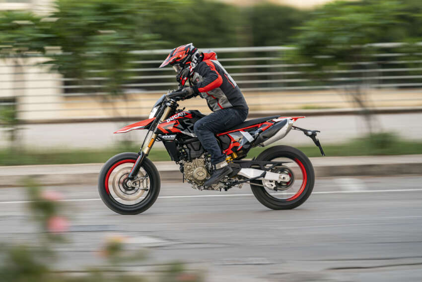 Ducati Hypermotard 698 Mono didedah – enjin satu silinder 77.5 hp, berat 151 kg, suspensi boleh laras 1690983