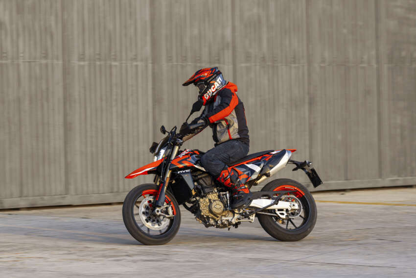 Ducati Hypermotard 698 Mono didedah – enjin satu silinder 77.5 hp, berat 151 kg, suspensi boleh laras 1690968