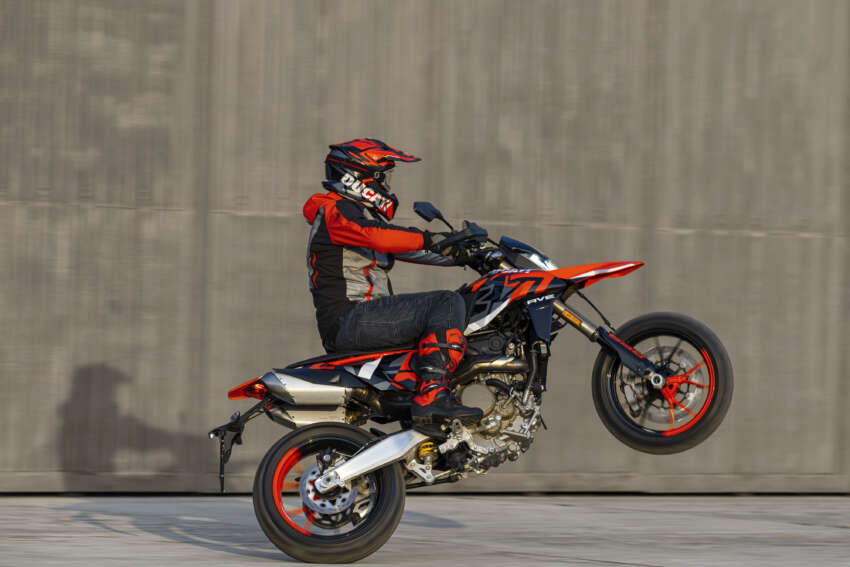 Ducati Hypermotard 698 Mono didedah – enjin satu silinder 77.5 hp, berat 151 kg, suspensi boleh laras 1690969