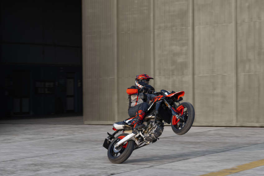 Ducati Hypermotard 698 Mono didedah – enjin satu silinder 77.5 hp, berat 151 kg, suspensi boleh laras 1690970