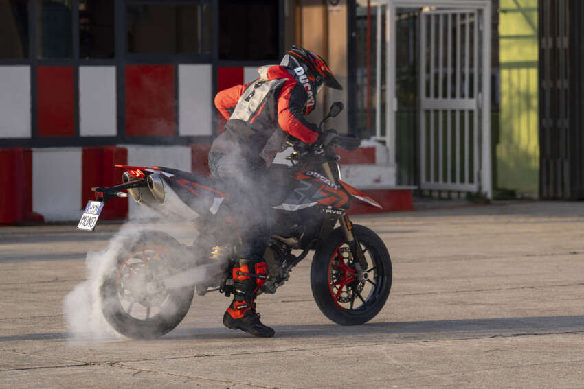 Ducati Hypermotard 698 Mono didedah – enjin satu silinder 77.5 hp, berat 151 kg, suspensi boleh laras 1690978