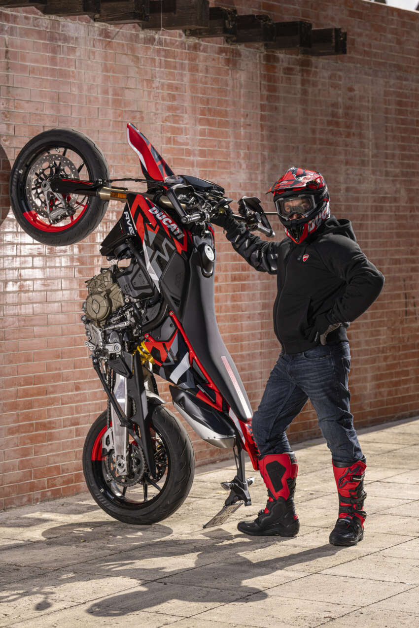 Ducati Hypermotard 698 Mono didedah – enjin satu silinder 77.5 hp, berat 151 kg, suspensi boleh laras 1690852
