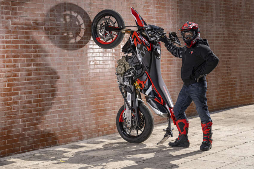 Ducati Hypermotard 698 Mono didedah – enjin satu silinder 77.5 hp, berat 151 kg, suspensi boleh laras 1690853