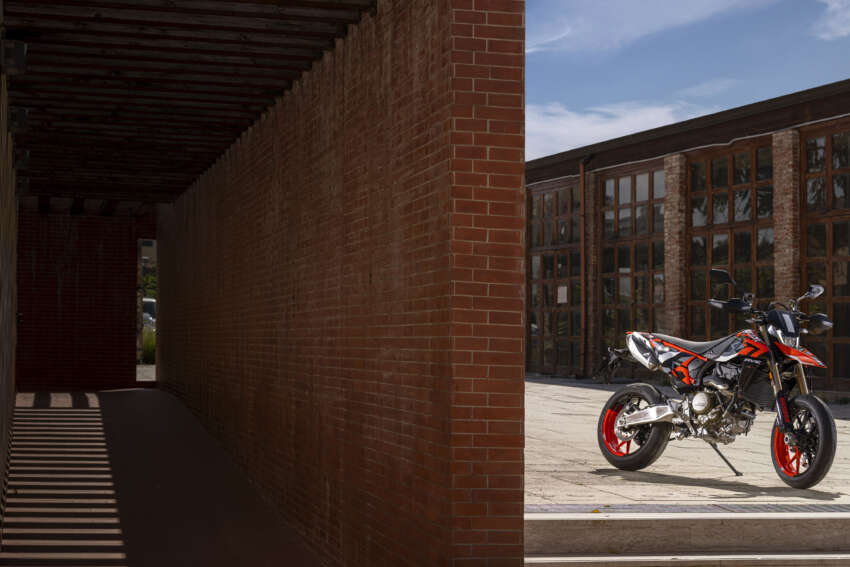 Ducati Hypermotard 698 Mono didedah – enjin satu silinder 77.5 hp, berat 151 kg, suspensi boleh laras 1691005