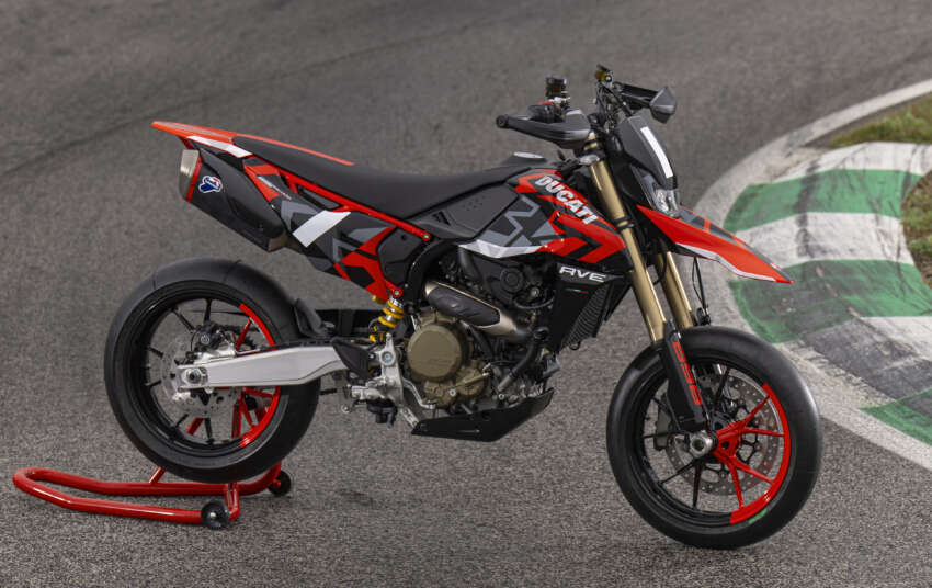 Ducati Hypermotard 698 Mono didedah – enjin satu silinder 77.5 hp, berat 151 kg, suspensi boleh laras 1690986