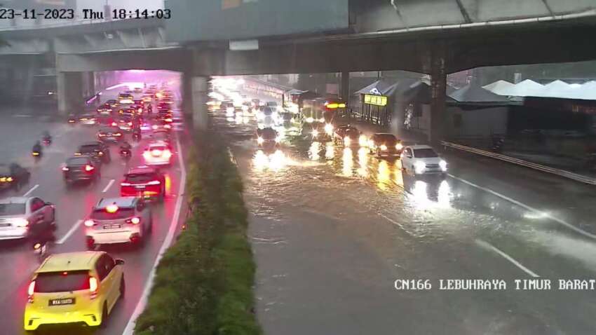 Jalan Cheras, roads around it flooded this evening 1699862