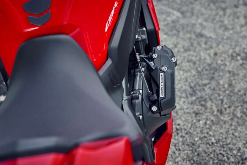 Honda CB650R, CBR650R 2024 terima peningkatan – model pertama guna teknologi E-Clutch, skrin TFT 1695226