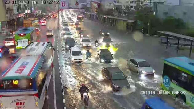 Jalan Cheras, roads around it flooded this evening