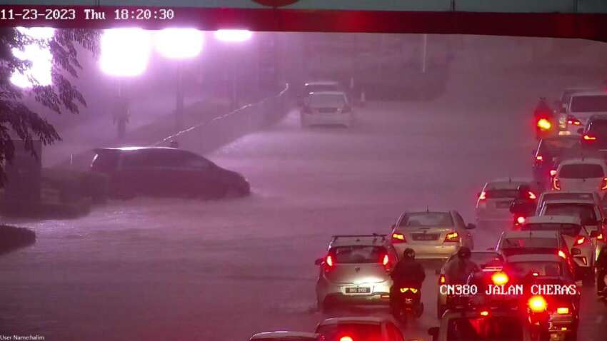 Jalan Cheras, roads around it flooded this evening 1699861