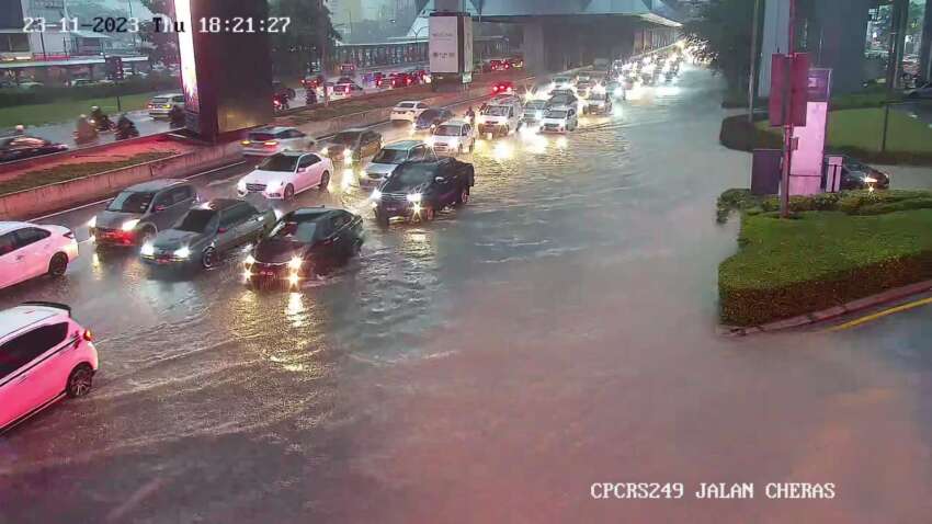 Jalan Cheras, roads around it flooded this evening 1699864