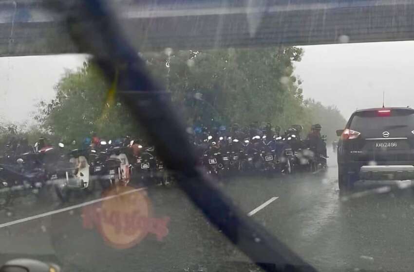 Malaysian bikers should not shelter under bridges 1695995
