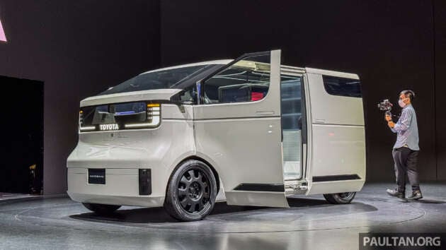 Toyota Kayoibako concept – battery-electric light commercial van study with configurable interior