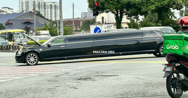 Chrysler 300C stretch limousine breaks down and partially blocks intersection at Jalan Klang Lama