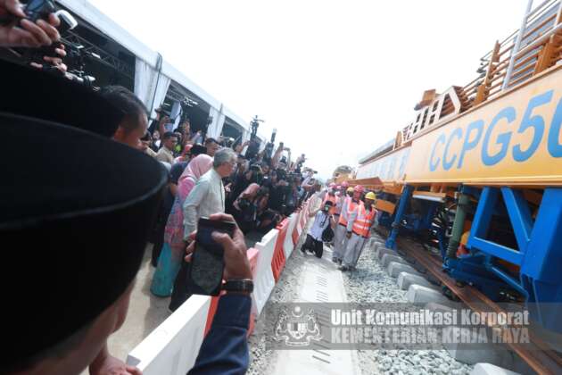 ECRL: Pemasangan landasan pertama dirasmikan oleh YDP Agong; capai kemajuan 56% setakat Okt 2023