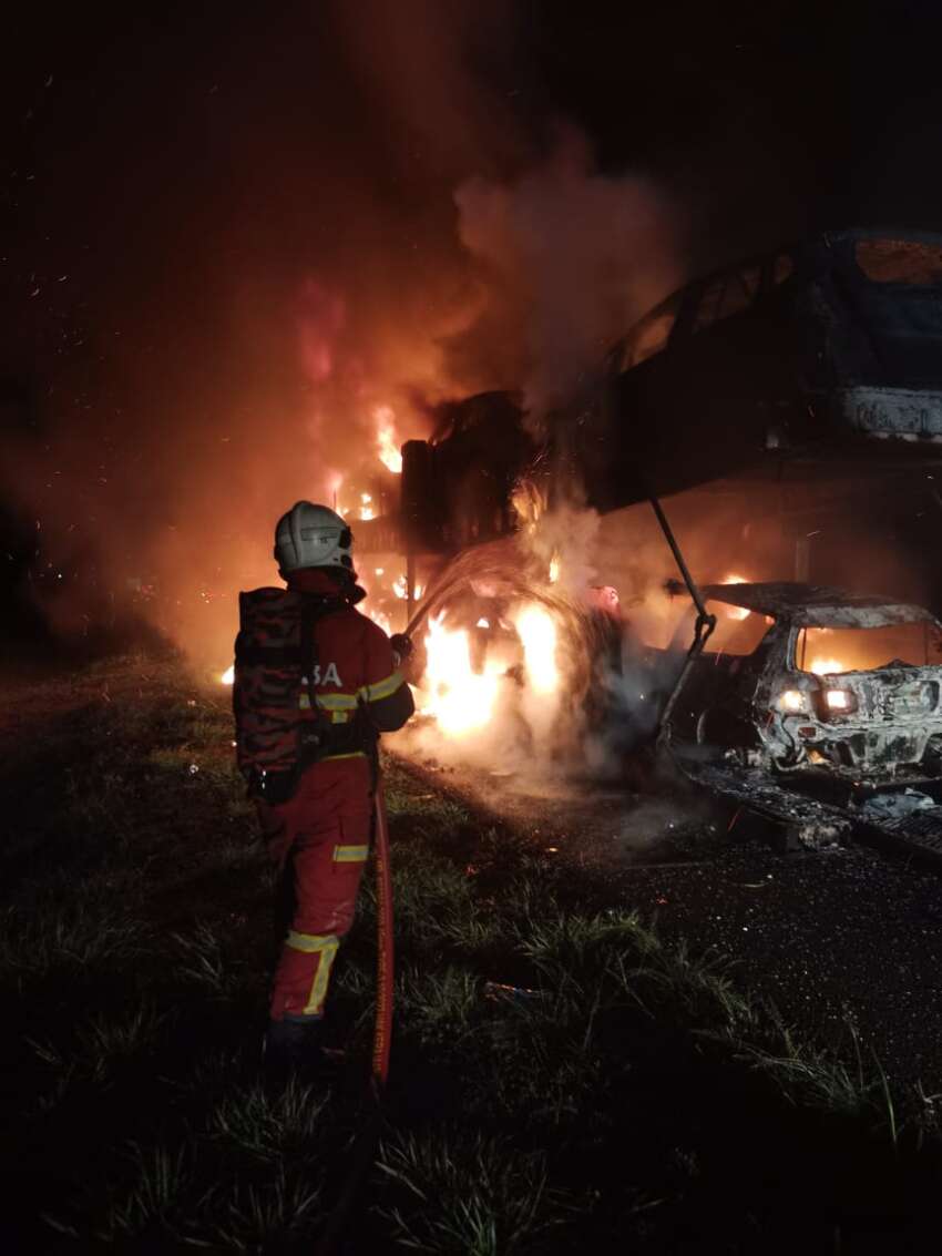 Punca kebakaran kereta-kereta lumba atas treler pengangkut belum dapat dipastikan – Bomba Johor 1707907