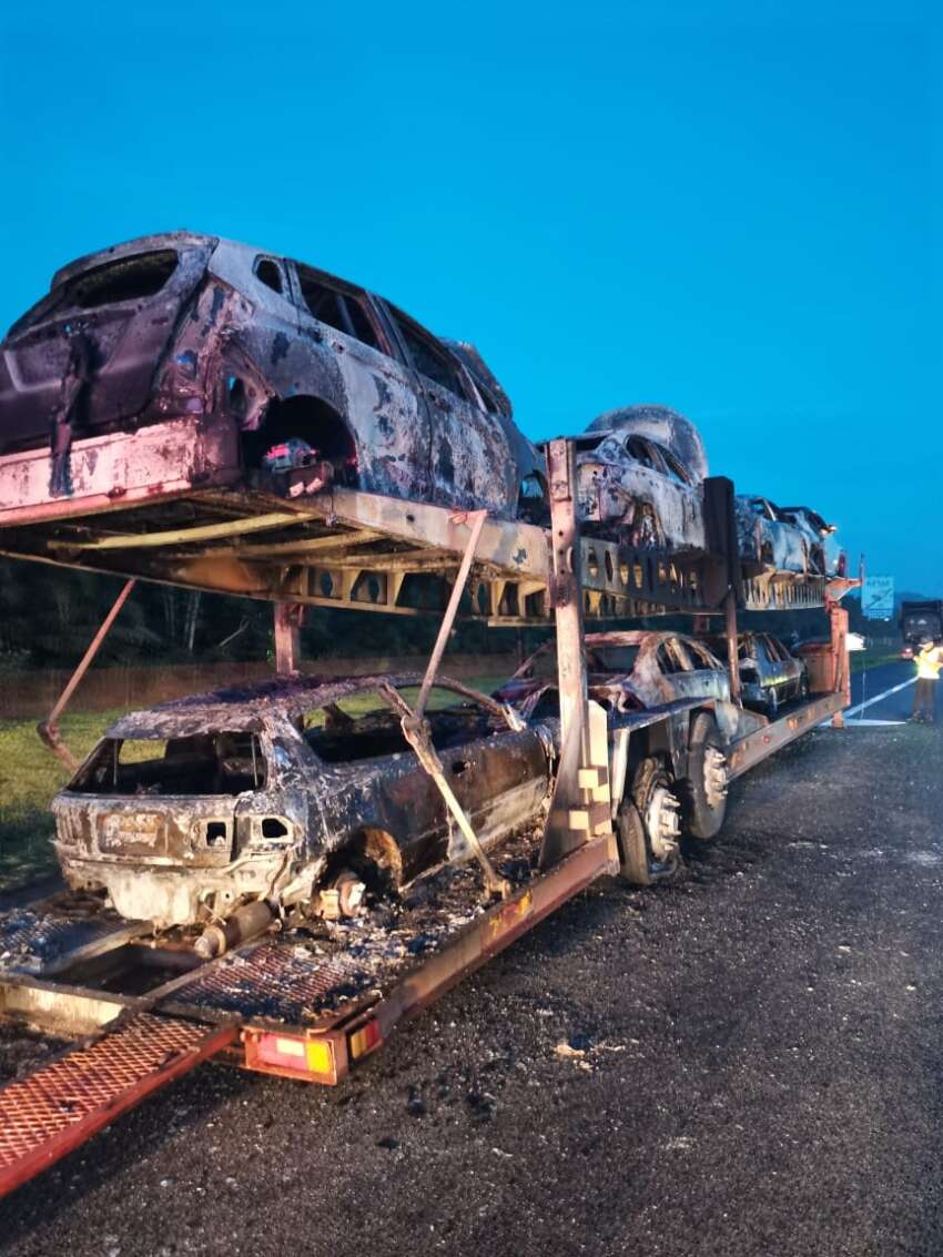 Punca kebakaran kereta-kereta lumba atas treler pengangkut belum dapat dipastikan – Bomba Johor 1707911