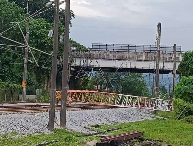 Perkhidmatan Komuter Lembah Klang dan ETS terjejas akibat kren tumbang di KM355.749 Rawang-Kuang