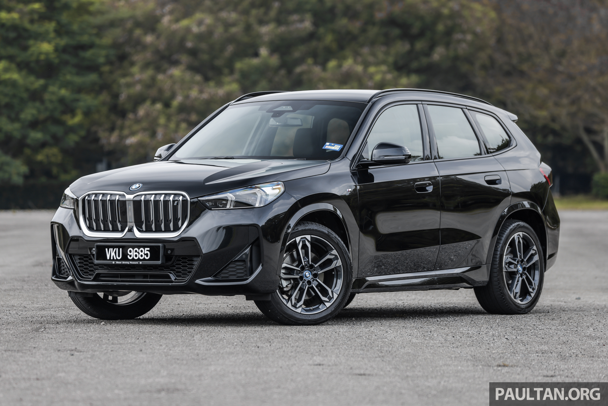 BMW iX1 xDrive30 (2022-2024) price and specifications - EV Database