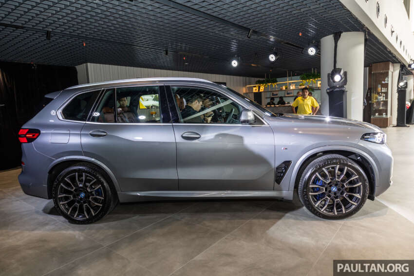 BMW X5 xDrive50e M Sport 2024 dipertontonkan di Malaysia – CKD; 489 hp/700 Nm, gerak elektrik 110 km 1717887