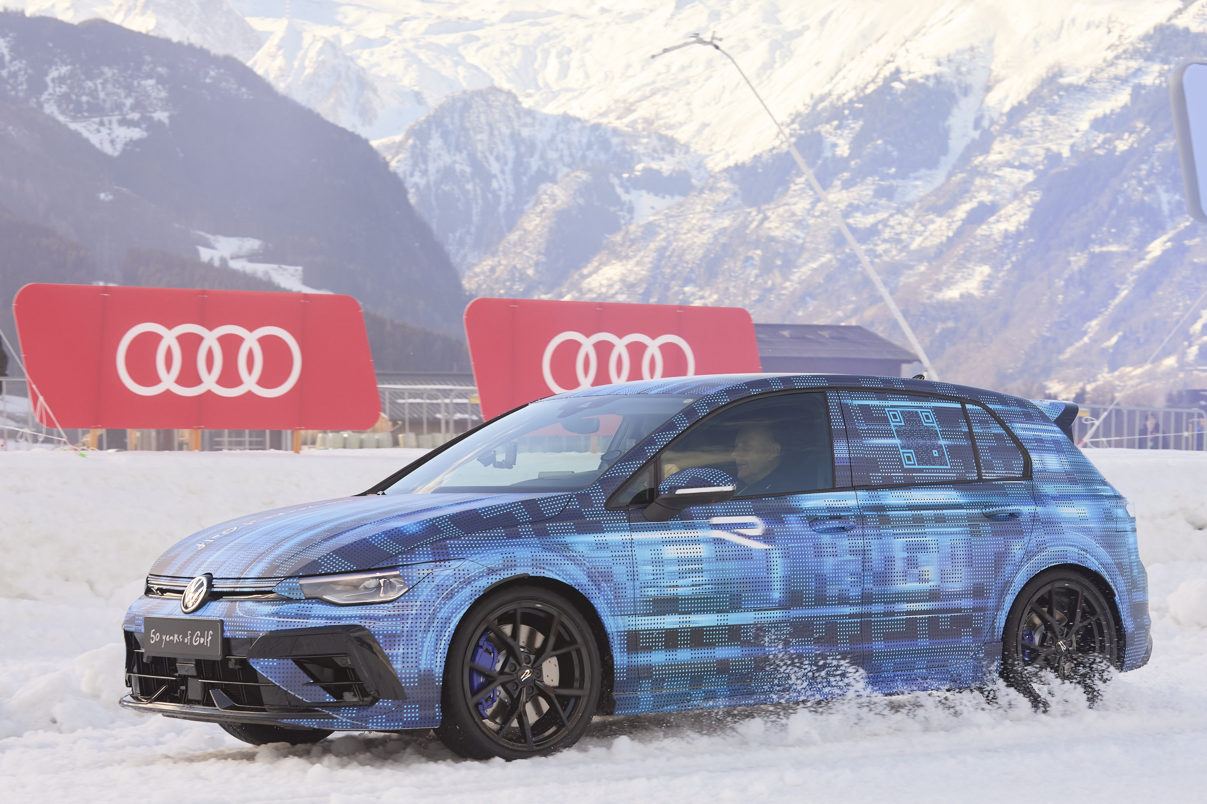 Ice Race in Zell am See: Volkswagen offers a first glimpse of th