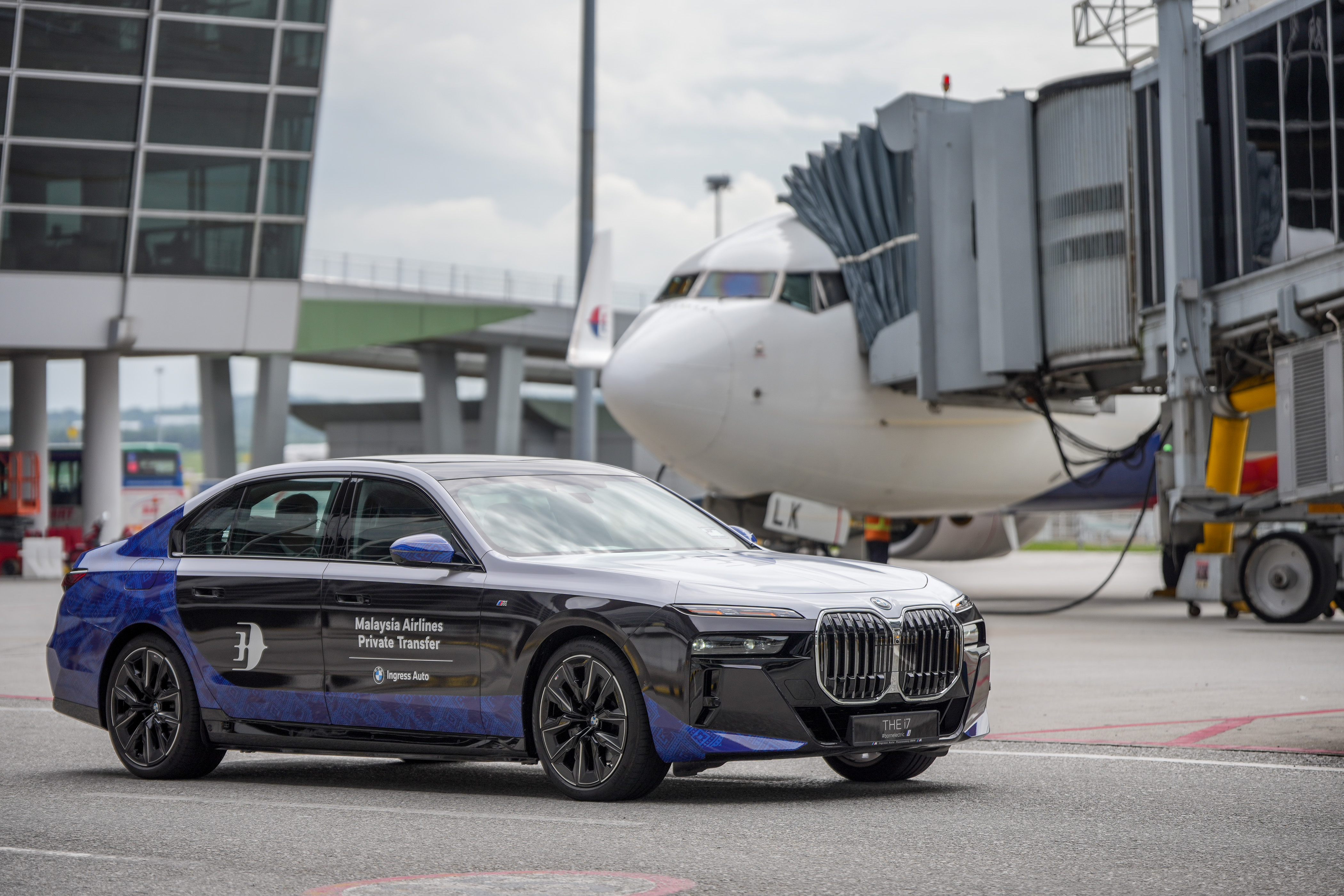 BMW i7_Malaysia Airlines Exclusive Luxury Private Terminal Transfer Service-3