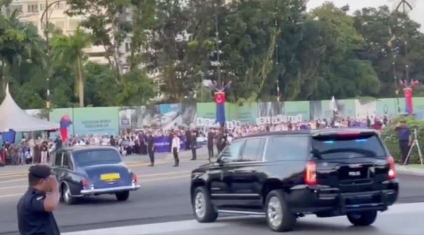 Sultan Ibrahim Iskandar berangkat keluar dari Istana Bukit Serene dengan menaiki Rolls-Royce Phantom VI 1722105