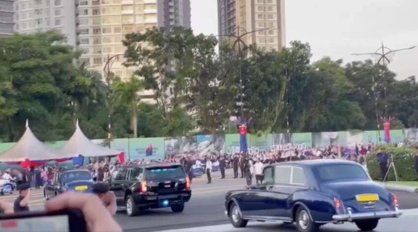 Sultan Ibrahim Iskandar berangkat keluar dari Istana Bukit Serene dengan menaiki Rolls-Royce Phantom VI 1722106