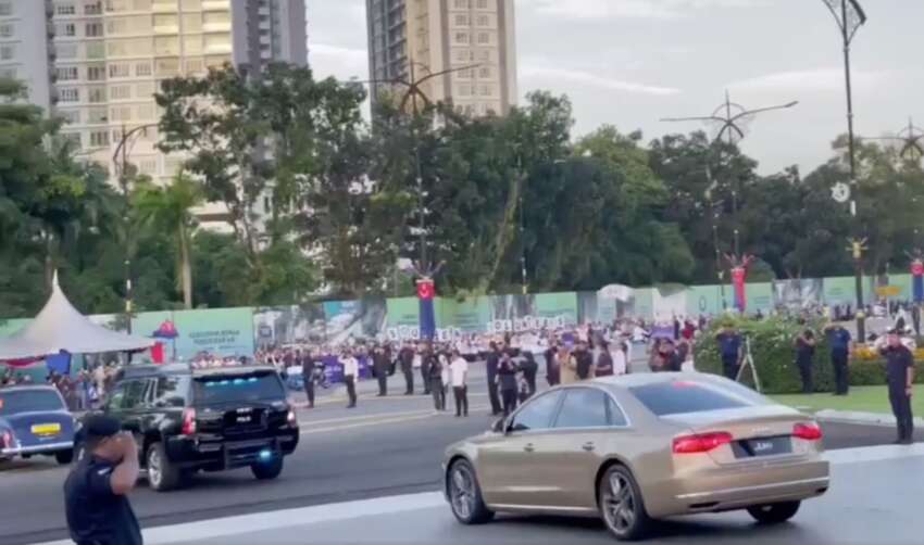 Sultan Ibrahim Iskandar berangkat keluar dari Istana Bukit Serene dengan menaiki Rolls-Royce Phantom VI 1722107