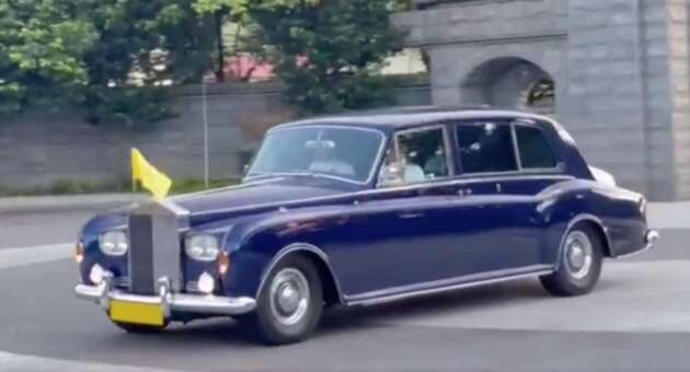 Sultan Ibrahim Iskandar berangkat keluar dari Istana Bukit Serene dengan menaiki Rolls-Royce Phantom VI
