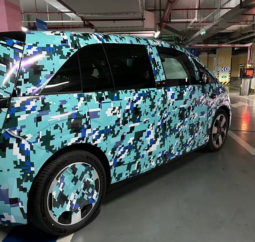 Zeekr mid size MPV spied-2