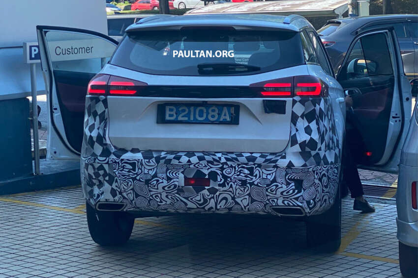 2024 Proton X70 facelift spied – new wheels from Geely Boyue FL, old dashboard from current model 1734093