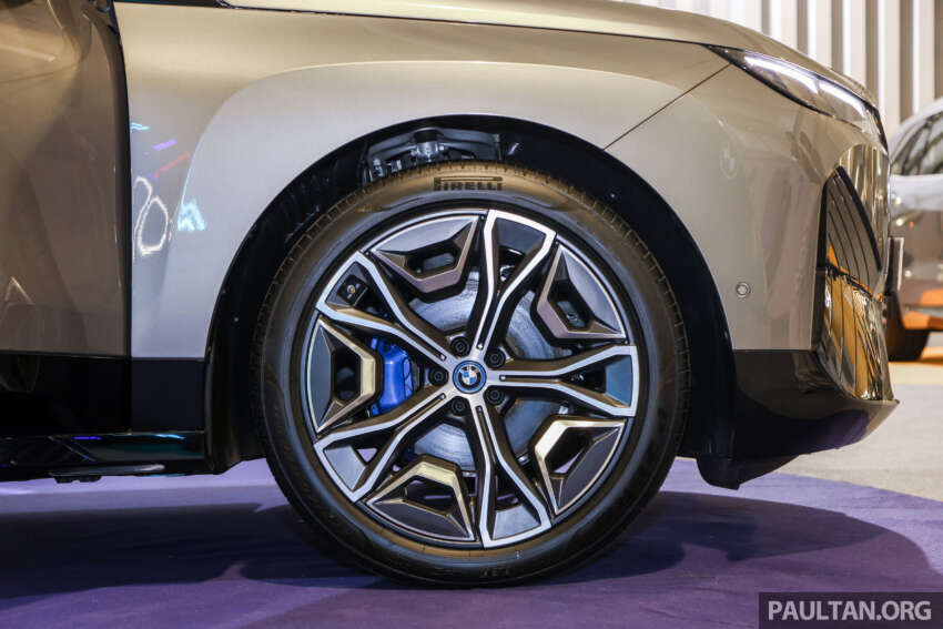 BMW iX xDrive50 Sport 2024 di M’sia — pengecas AC 22 kW; tiada bumbung kaca, Laserlight; murah RM62k 1735330