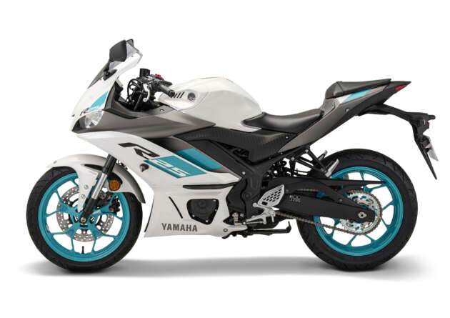 Yamaha R25 2024 datang dalam pilihan warna baru