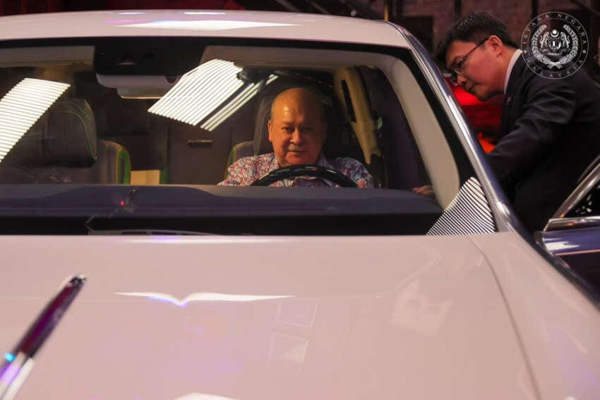 Agong, Sultan Ibrahim Iskandar jadi pemilik pertama Hongqi L5 di dunia – sedan mewah enjin V8 twin turbo 1750038