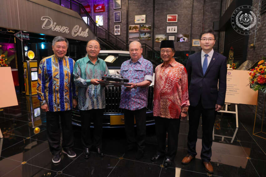 Agong, Sultan Ibrahim Iskandar jadi pemilik pertama Hongqi L5 di dunia – sedan mewah enjin V8 twin turbo 1750032