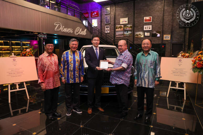 Agong, Sultan Ibrahim Iskandar jadi pemilik pertama Hongqi L5 di dunia – sedan mewah enjin V8 twin turbo 1750033