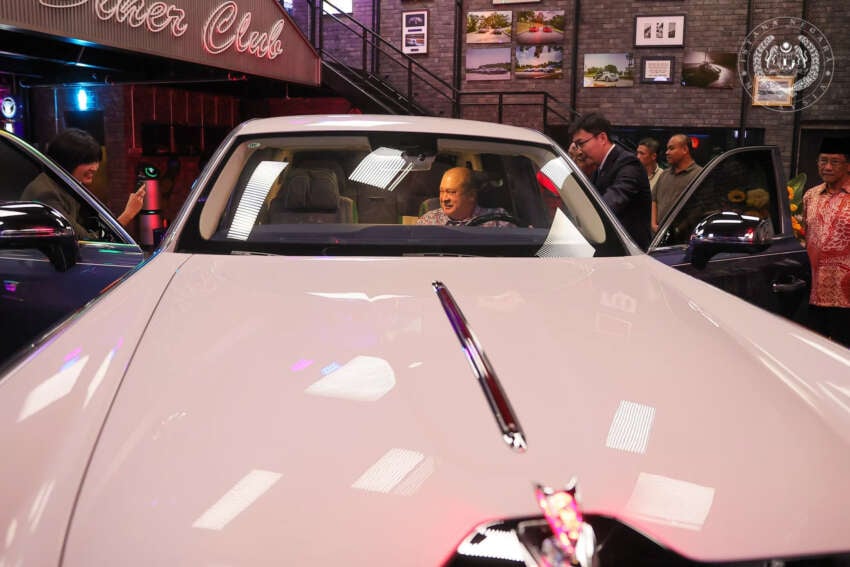 Agong Sultan Ibrahim Iskandar becomes first owner of Hongqi L5 in the world – stately limo with 4.0T V8 1749994