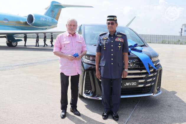 YDPA Sultan Ibrahim kurniakan TUDM Toyota Vellfire
