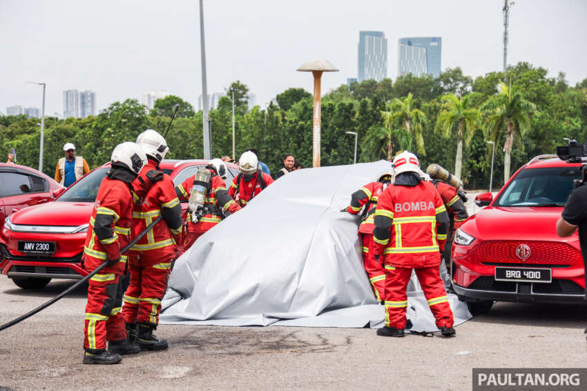EV fire blanket demonstrated by Fire and Rescue department of Malaysia – suitable for most vehicles 1767856