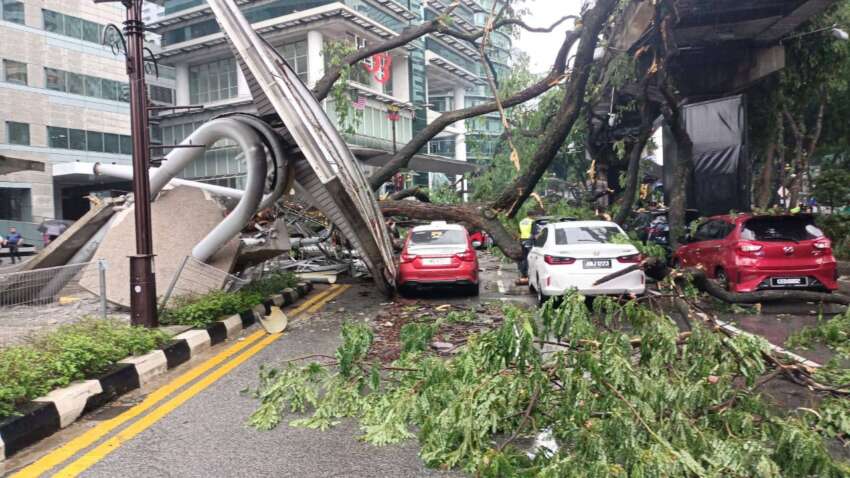 Fallen tree along Jalan Sultan Ismail causes damage to vehicles – Concorde Hotel stretch closed to traffic 1760973
