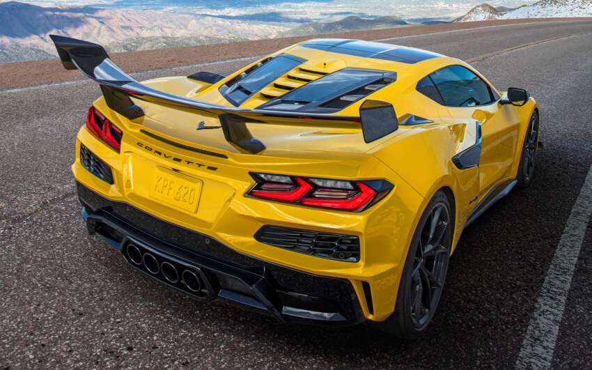 2025 Chevrolet Corvette ZR1 debuts – most powerful Vette ever; 5.5L twin-turbo V8 with 1,064 hp, 1,123 Nm 1796222