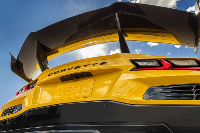 2025 Chevrolet Corvette ZR1 debuts – most powerful Vette ever; 5.5L twin-turbo V8 with 1,064 hp, 1,123 Nm 1796224