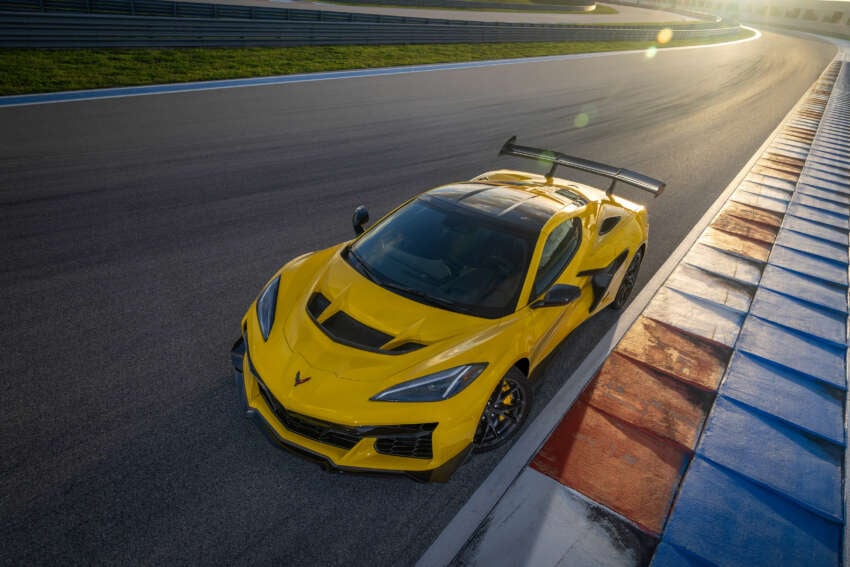2025 Chevrolet Corvette ZR1 debuts – most powerful Vette ever; 5.5L twin-turbo V8 with 1,064 hp, 1,123 Nm 1796229